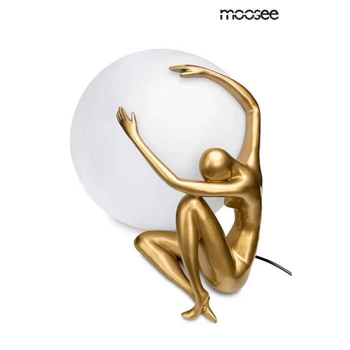 Golvlampa MOOSEE - UOMO 50, guld - produktbild av Nyheter ej översatt från Moosee | Arvande