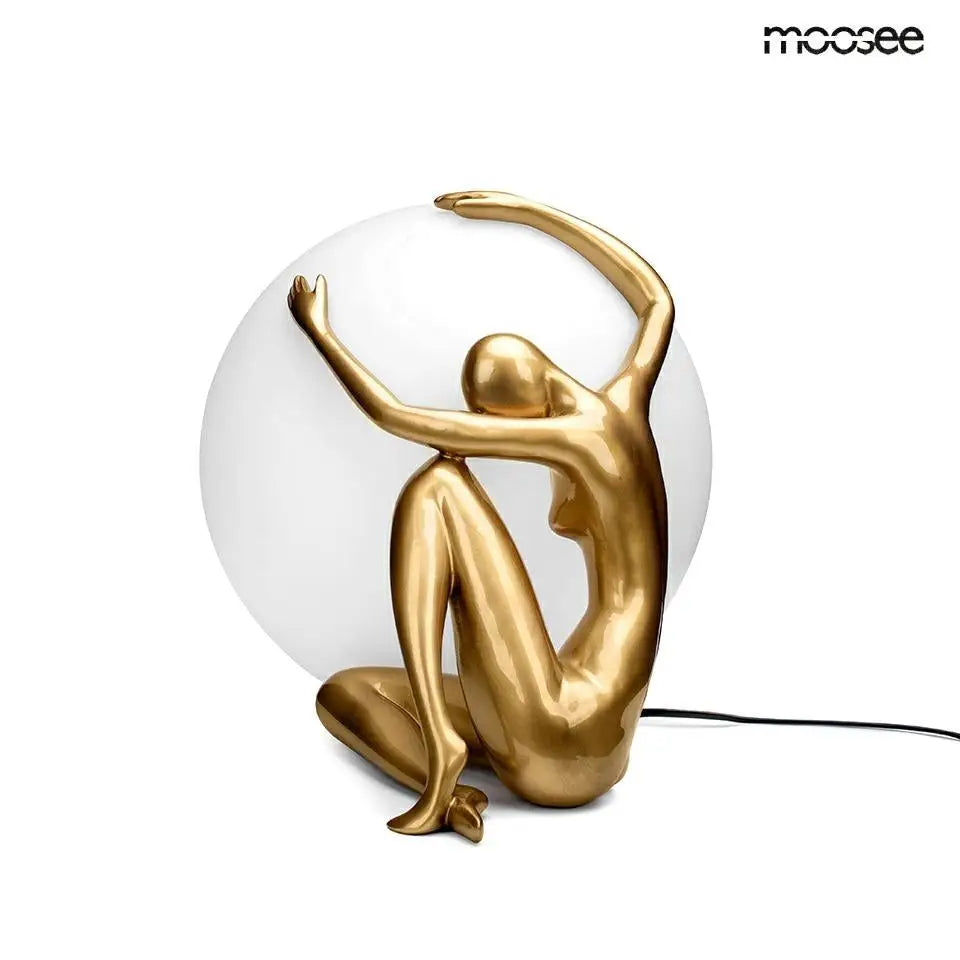 Golvlampa MOOSEE - UOMO 50, guld - produktbild av Nyheter ej översatt från Moosee | Arvande