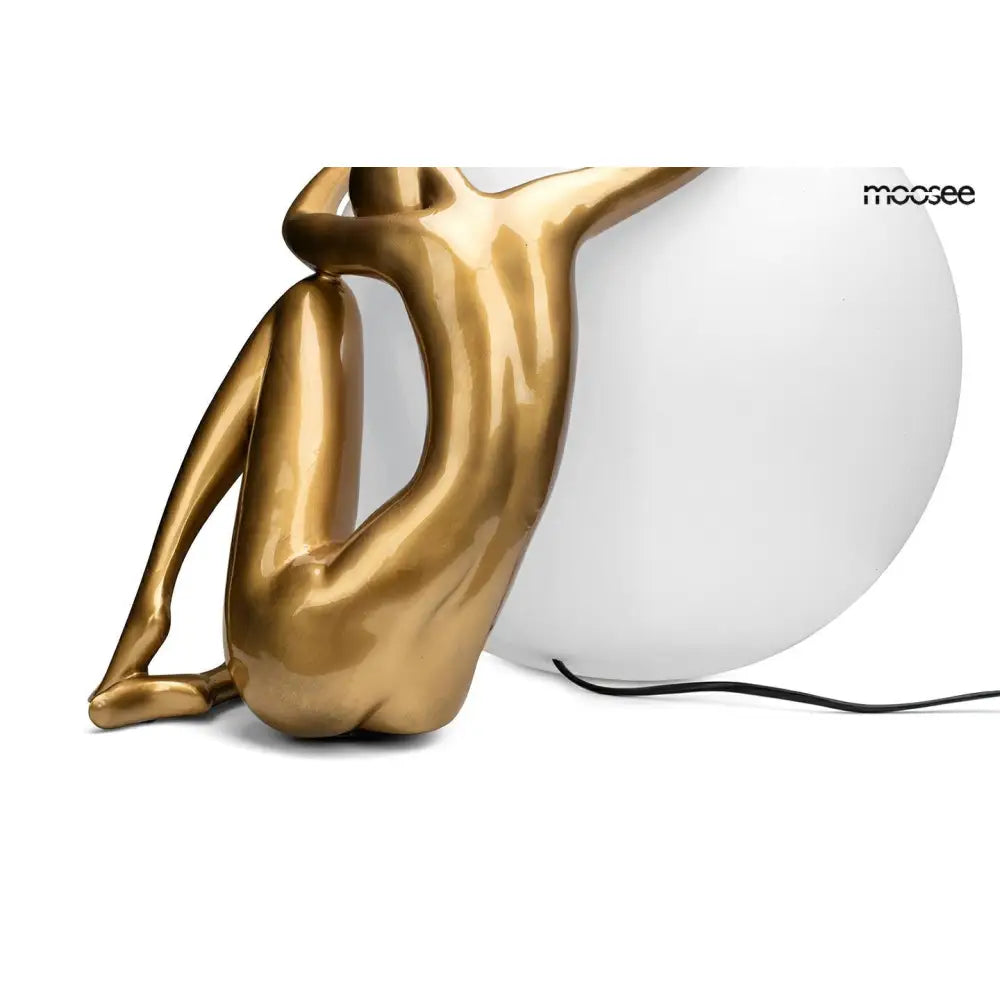 Golvlampa MOOSEE - UOMO 50, guld - produktbild av Nyheter ej översatt från Moosee | Arvande