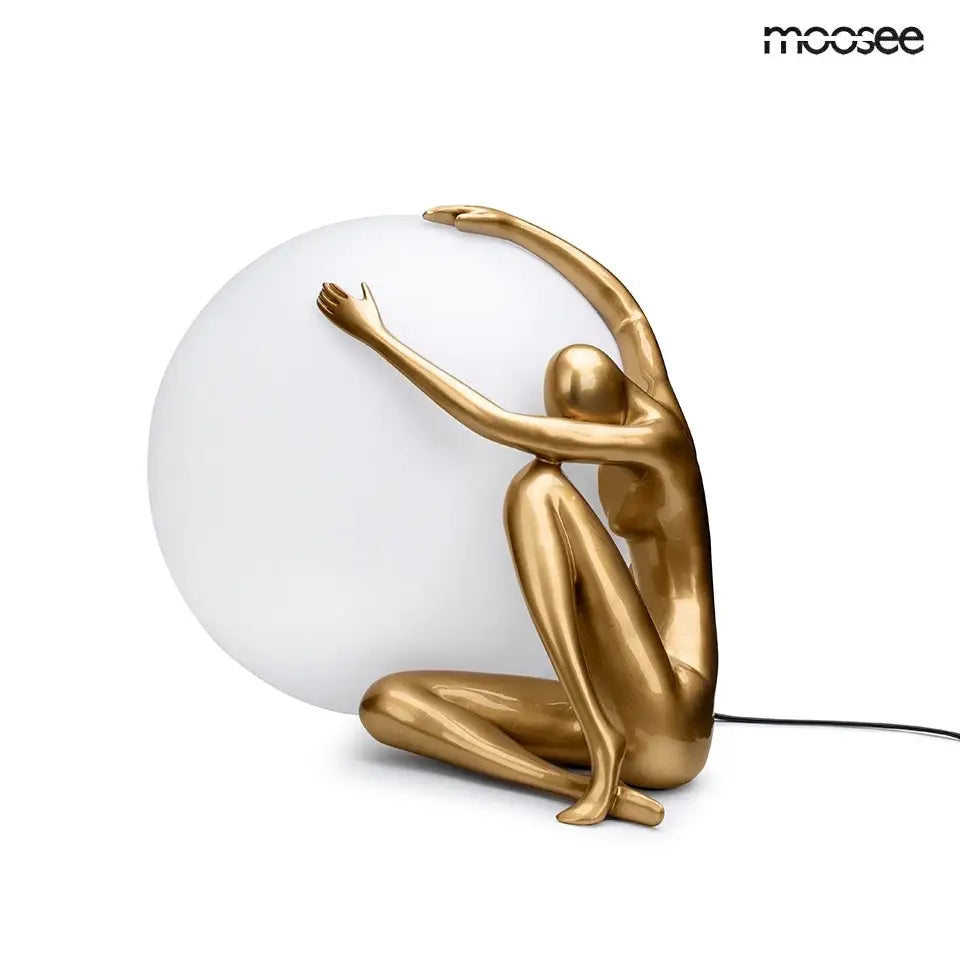 Golvlampa MOOSEE - UOMO 50, guld - produktbild av Nyheter ej översatt från Moosee | Arvande