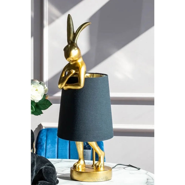 Bordslampa KARE DESIGN - RABBIT, guld/svart, 68 cm – produktbild av Bordslampor från Kare Design | Arvande