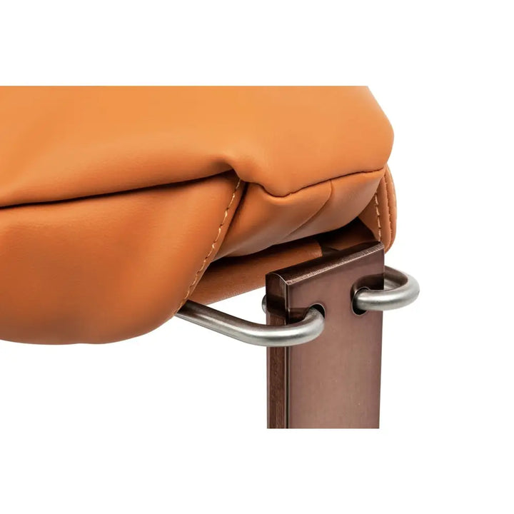Fåtölj - ARNI LOW med fotpall, orange ekoläder - produktbild av [MGO] Import King Home från King Home | Arvande