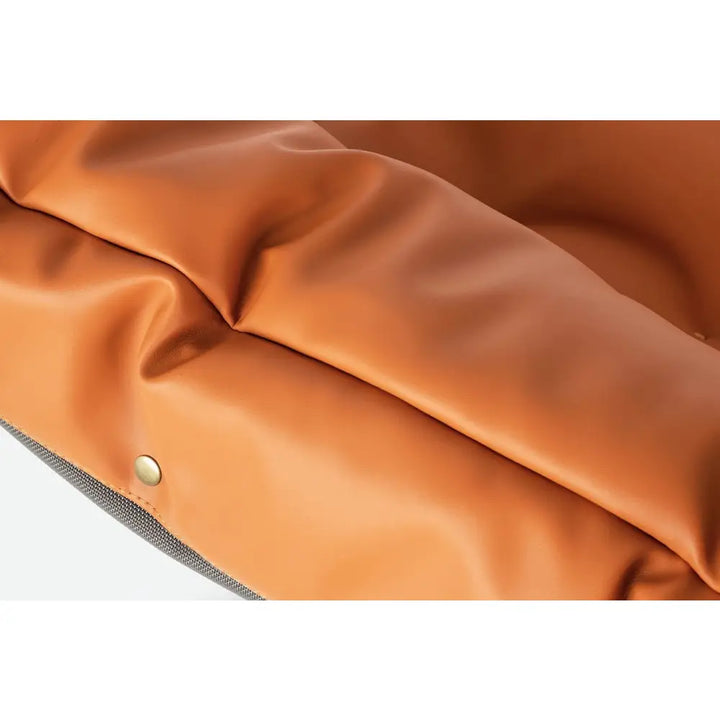 Fåtölj - ARNI LOW med fotpall, orange ekoläder - produktbild av [MGO] Import King Home från King Home | Arvande