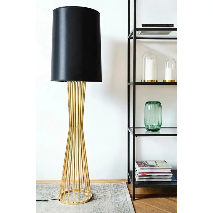 Golvlampa - HOLMES, guld / svart - produktbild av Nyheter ej översatt från King Home | Arvande