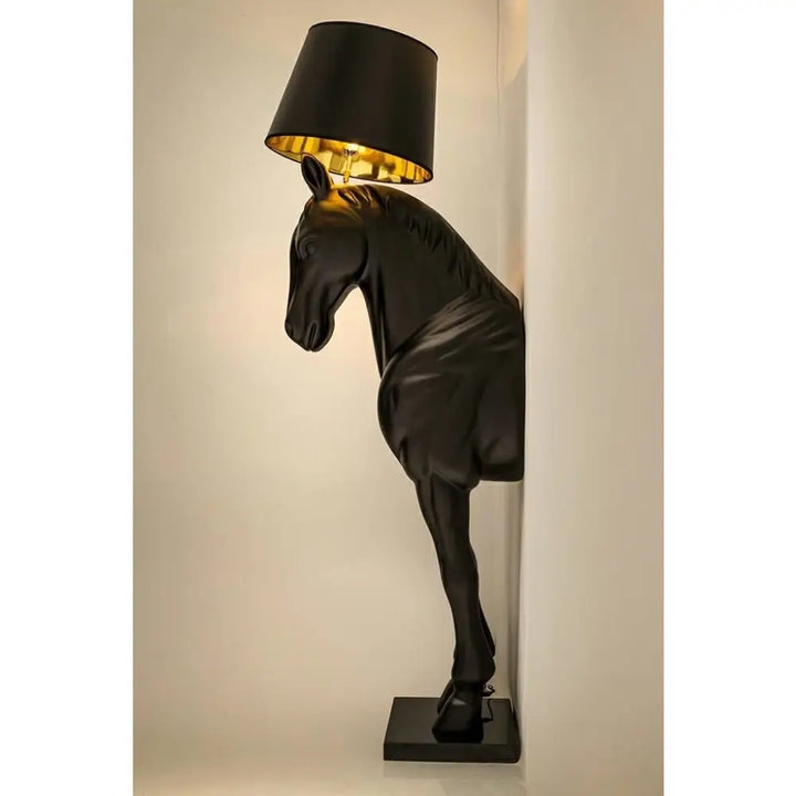 Golvlampa - HORSE STAND M, svart - produktbild av Golvlampor från King Home | Arvande