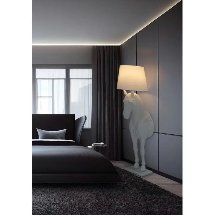 Golvlampa - HORSE STAND M, vit – produktbild av Nyheter ej översatt från King Home | Arvande