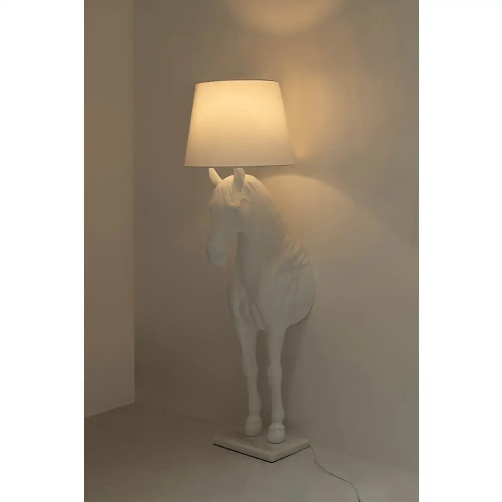 Golvlampa - HORSE STAND M, vit – produktbild av Nyheter ej översatt från King Home | Arvande