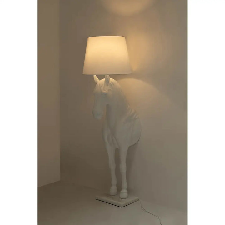 Golvlampa - HORSE STAND M, vit – produktbild av Nyheter ej översatt från King Home | Arvande
