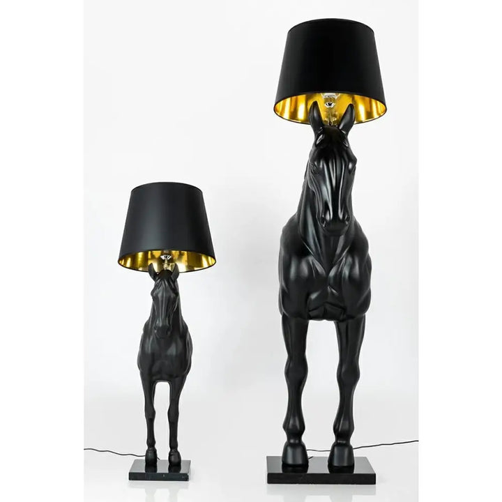 Golvlampa - HORSE STAND S, svart - produktbild av Nyheter från King Home | Arvande