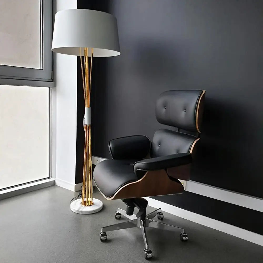 Kontorsstol - LOUNGE GUBERNATOR, svart naturläder i valnöt - produktbild av [MGO] Import King Home från King Home | Arvande