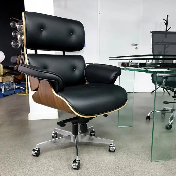 Kontorsstol - LOUNGE GUBERNATOR, svart naturläder i valnöt - produktbild av [MGO] Import King Home från King Home | Arvande