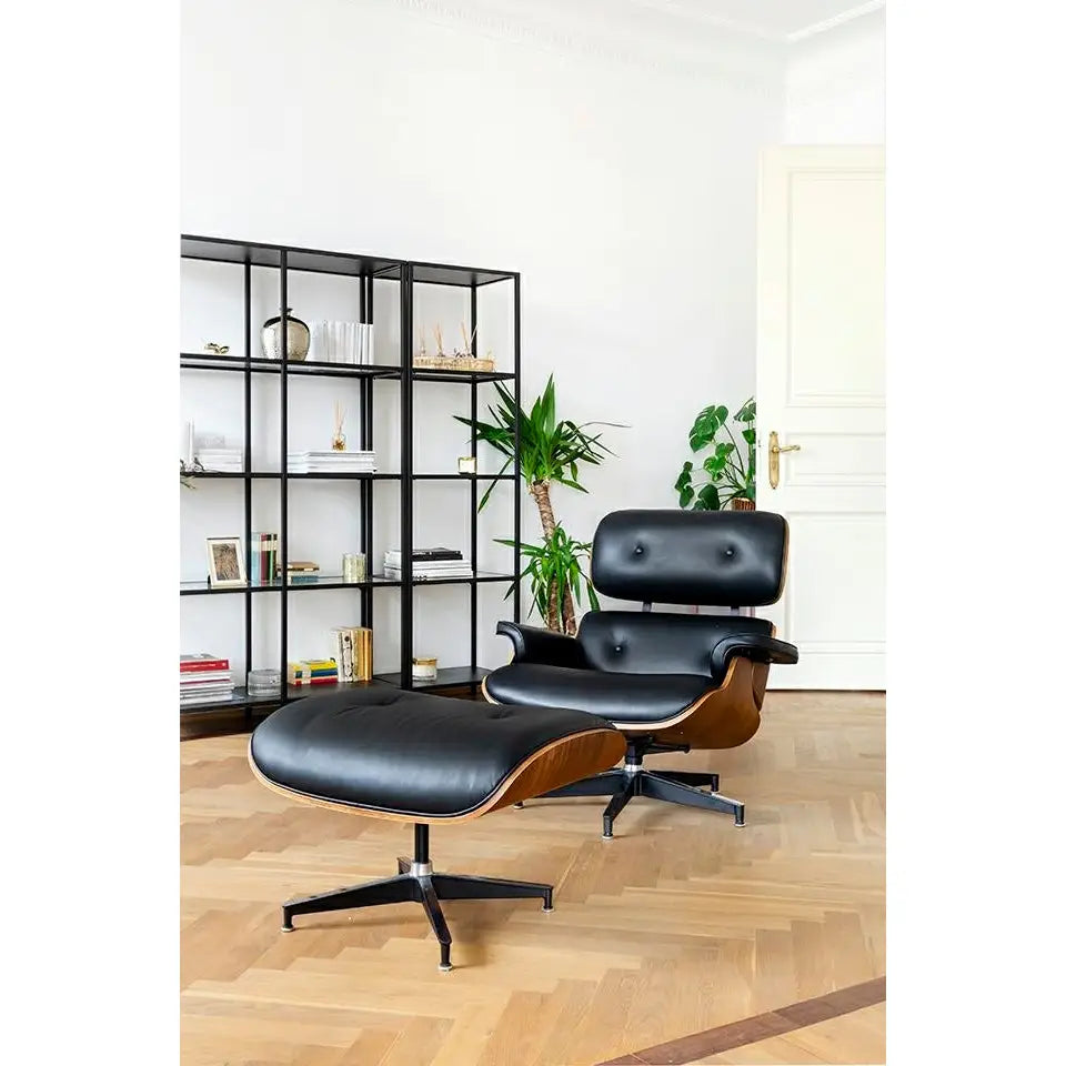 Kontorsstol - LOUNGE HM, svart naturläder med fotpall i valnöt – produktbild av [MGO] Import King Home från King Home | Arvande