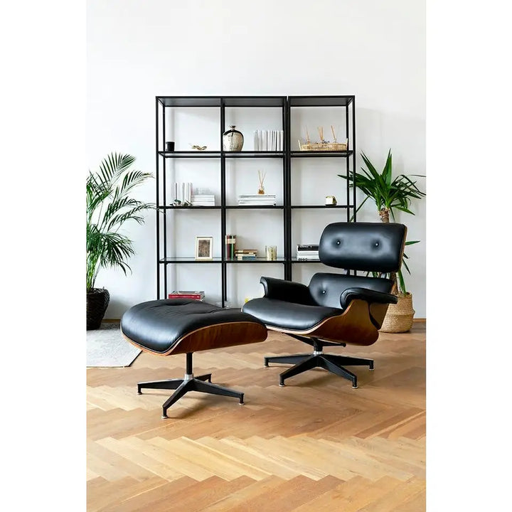 Kontorsstol - LOUNGE HM, svart naturläder med fotpall i valnöt – produktbild av [MGO] Import King Home från King Home | Arvande