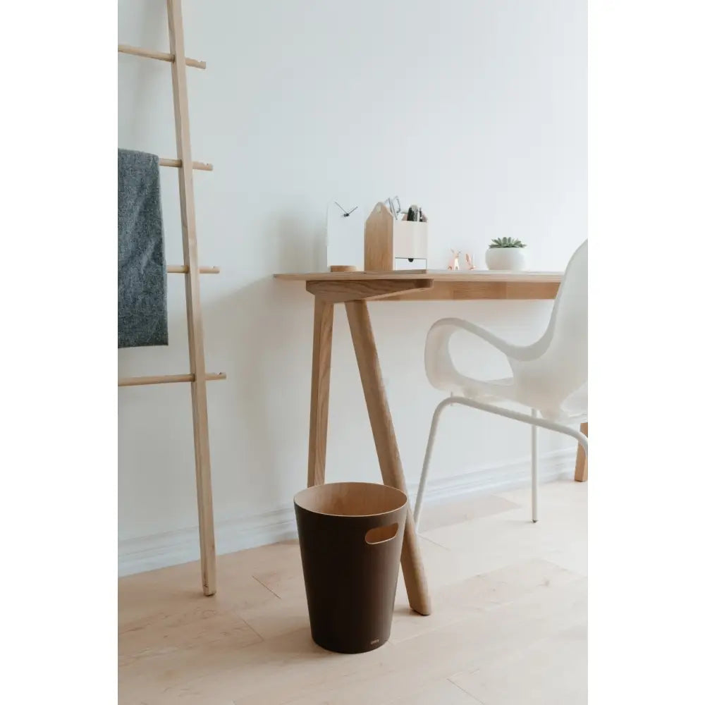 Papperskorg UMBRA - WOODROW, espresso - produktbild av [MGO] Import King Home från Umbra | Arvande