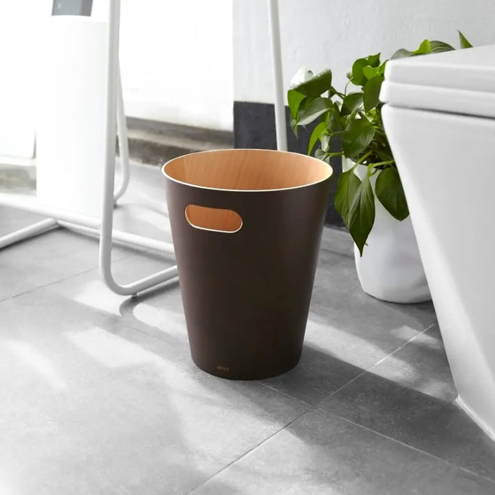 Papperskorg UMBRA - WOODROW, espresso - produktbild av [MGO] Import King Home från Umbra | Arvande