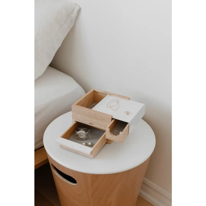Smyckeskrin UMBRA - STOWIT MINI, vit/trä - produktbild av Organizers & papperskorgar från Umbra | Arvande