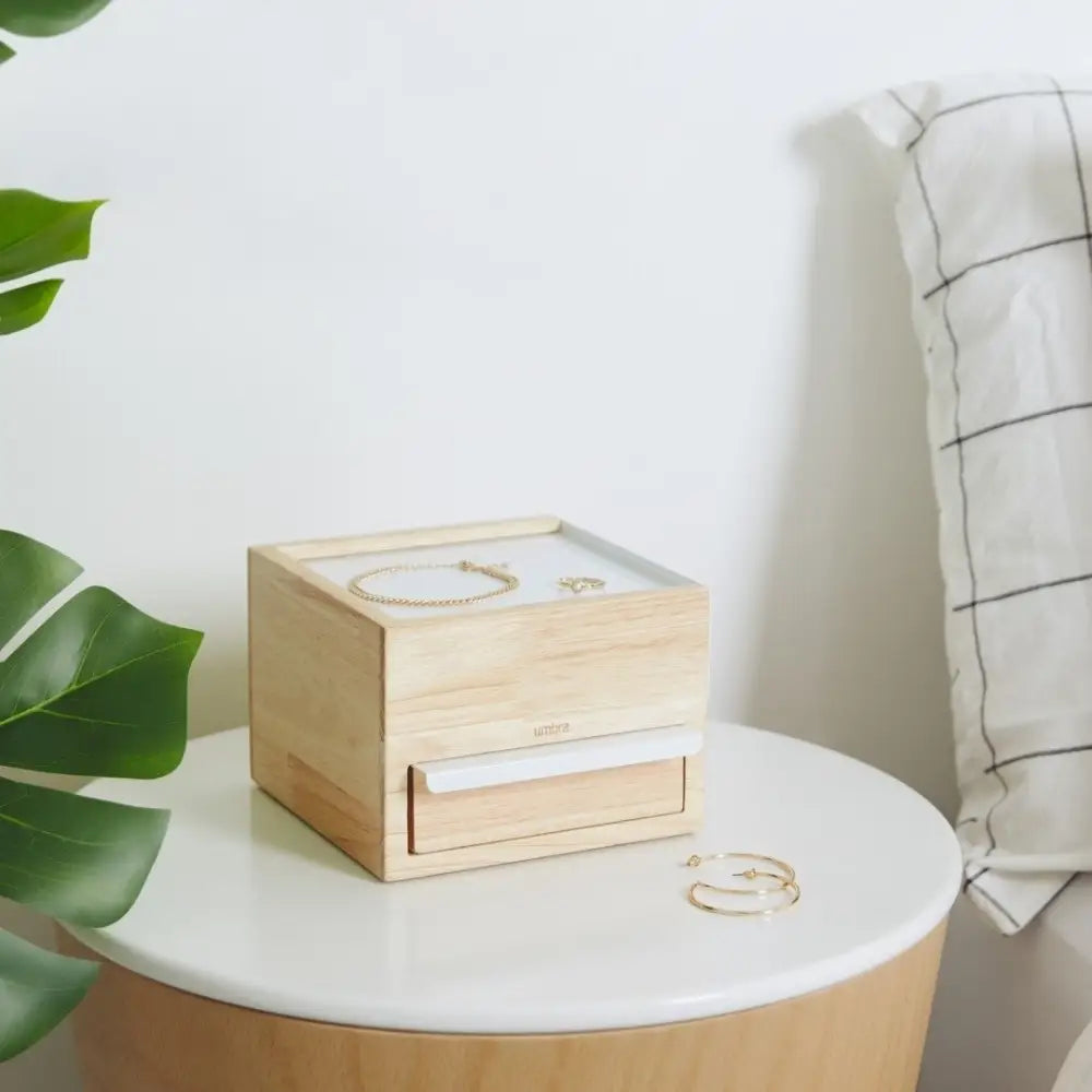 Smyckeskrin UMBRA - STOWIT MINI, vit/trä - produktbild av Organizers & papperskorgar från Umbra | Arvande
