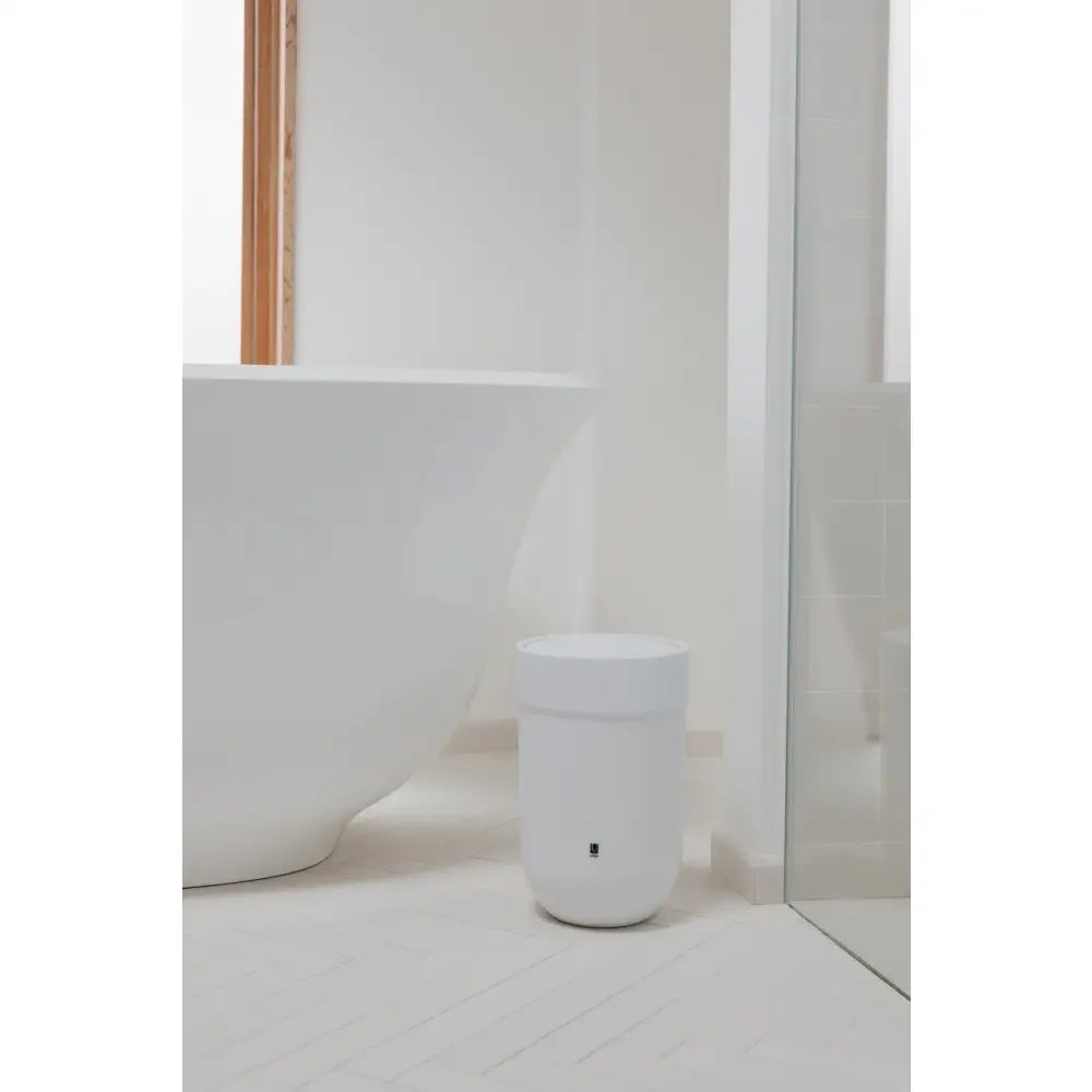 Soptunna UMBRA - TOUCH, vit - produktbild av Organizers & papperskorgar från Umbra | Arvande