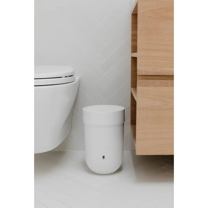 Soptunna UMBRA - TOUCH, vit - produktbild av Organizers & papperskorgar från Umbra | Arvande