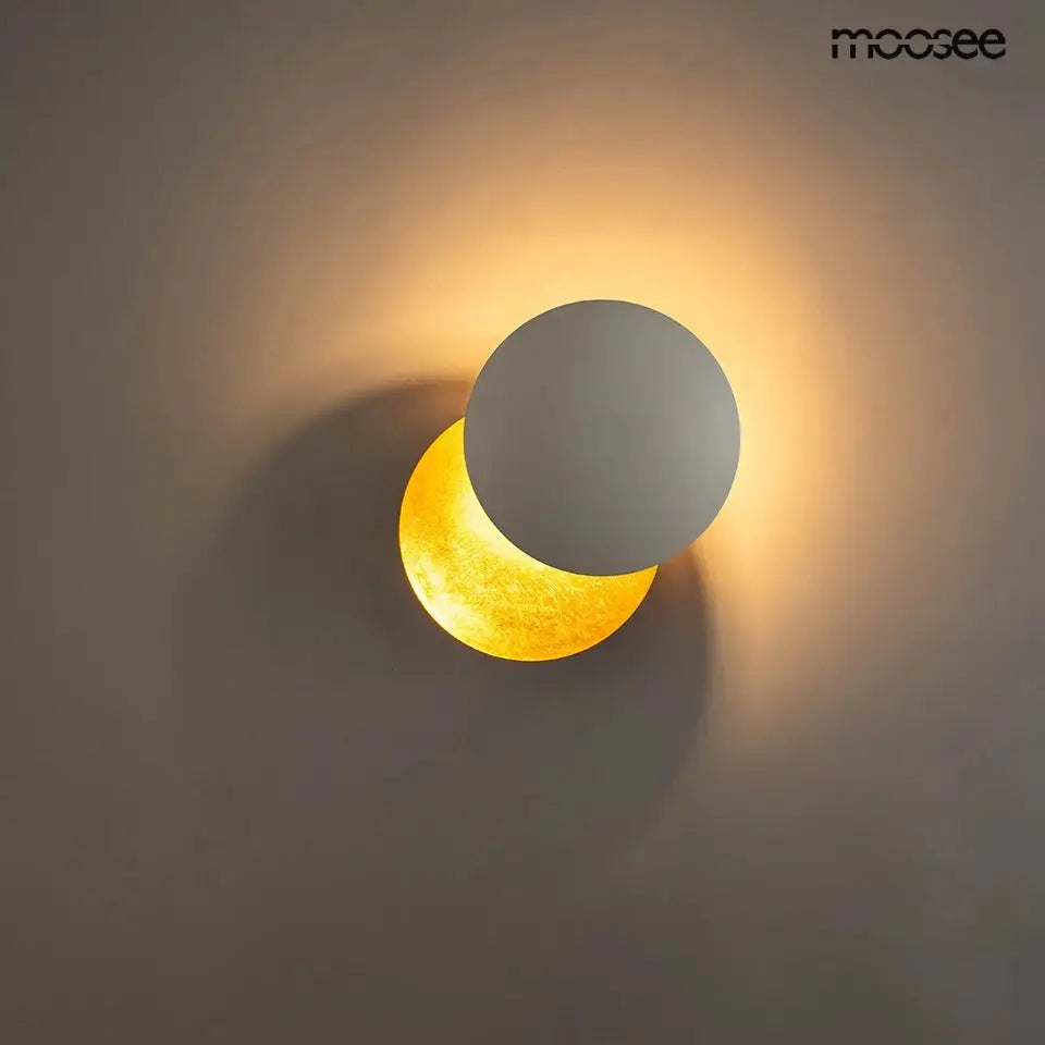Vägglampa MOOSEE - ECLISE, vit/guld - produktbild av Vägglampor från Moosee | Arvande