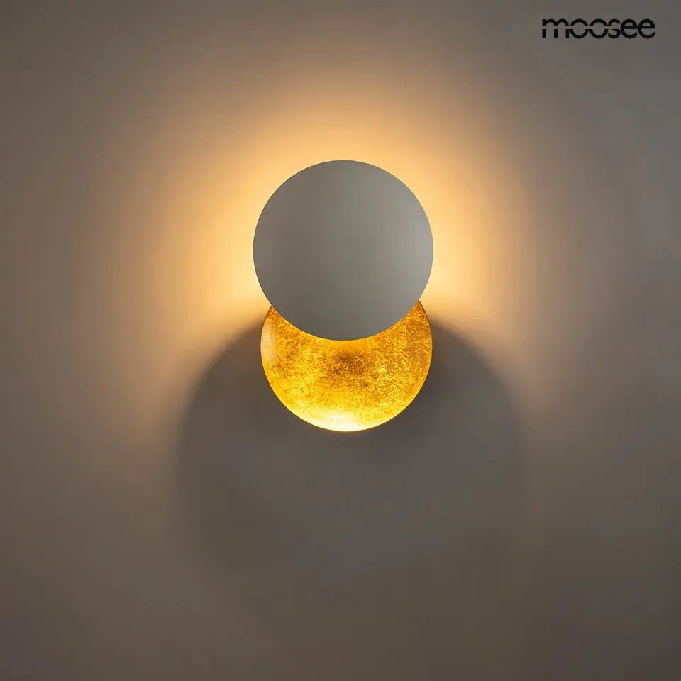 Vägglampa MOOSEE - ECLISE, vit/guld - produktbild av Vägglampor från Moosee | Arvande