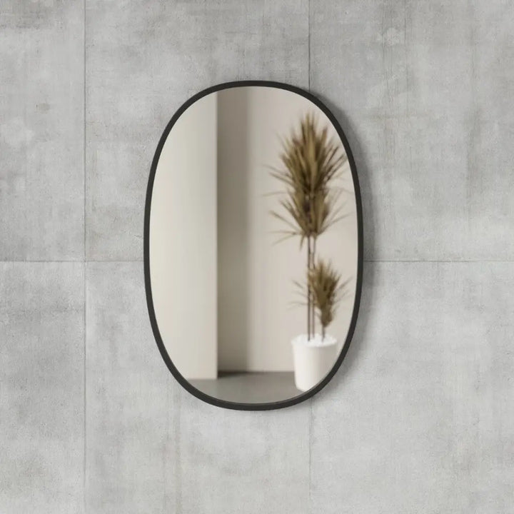 Väggspegel UMBRA - HUB 61 x 91 cm, svart – produktbild av Speglar från Umbra | Arvande