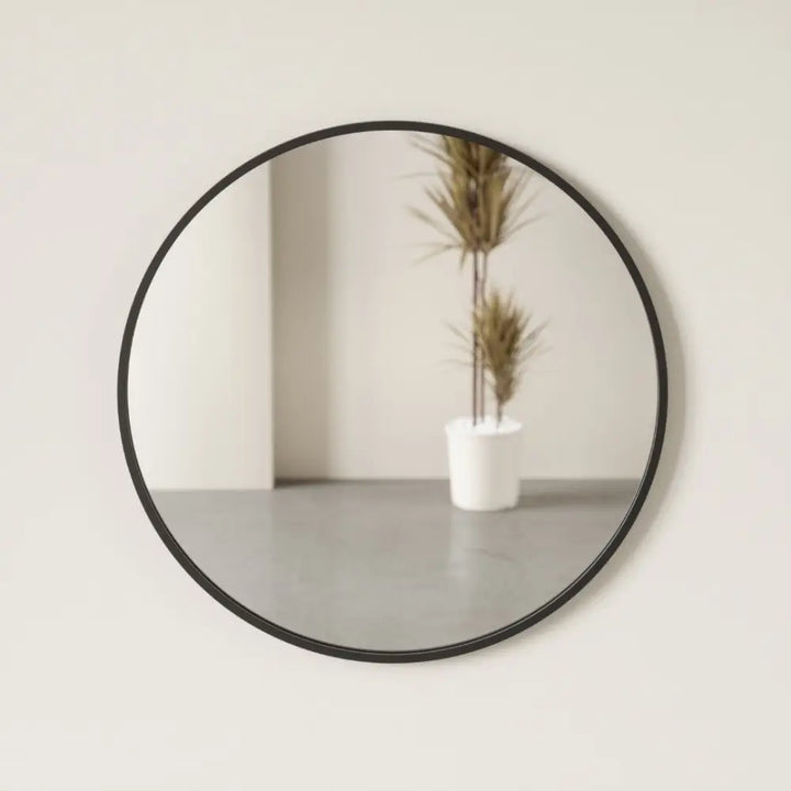 Väggspegel UMBRA - HUB 94 cm, svart – produktbild av Speglar från Umbra | Arvande